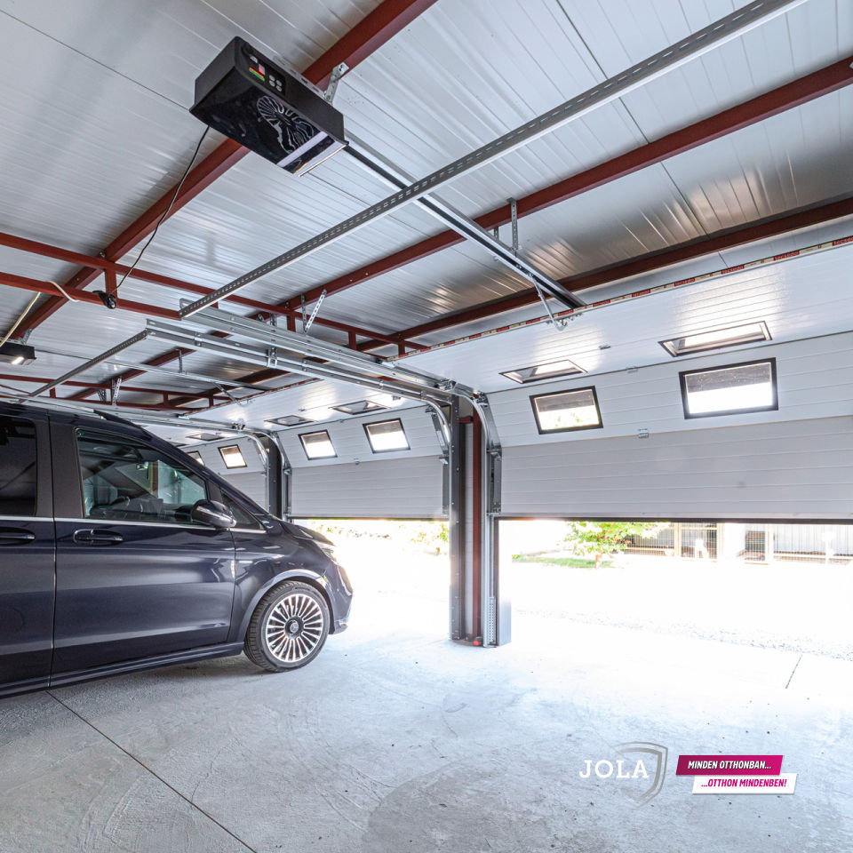 Motoros működtetésű szekcionált kapu