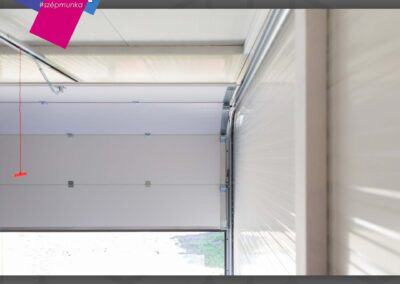 JOLA szekcionált garázskapu mozgató szerkezetének közeli képe, Nagykanizsán