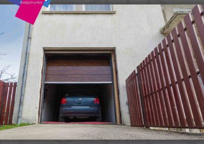 Szekcionált garázskapu dió színben, bevilágítóval, Ravazdon