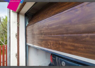 Szekcionált garázskapu dió színben, Ravadzi munkánk