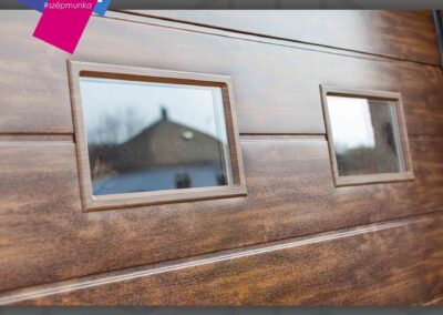 Szekcionált garázskapu dió színben, bevilágítóval, Ravazdon