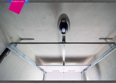 Motoros szekcionált garázskapu Ravazdon, a mennyezeti meghajtóval.