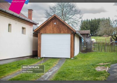 Zalalövői fehér redőnykapu felszerelve, helytakarékos garázsbeálló